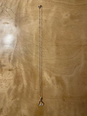 Halsband  - Ett tunt silverfärgat halsband med ett litet hjärta som hänge. Fick i present men tror den är från Edblad.