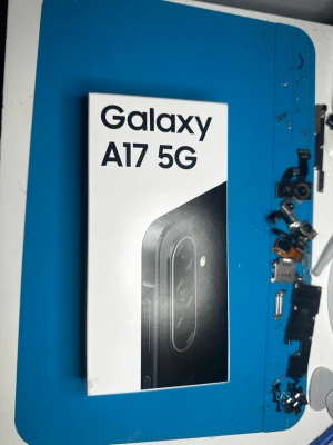Samsung Galaxy A17 5G svart - Samsung Galaxy A17 5G är en modern Android-telefon med stilren svart design. Telefonen har en slimmad form och levereras i originalförpackning. Perfekt för dig som vill ha snabb 5G-uppkoppling och en pålitlig smartphone från Samsung.