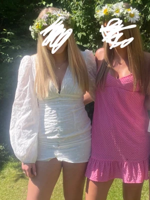 Adoore liknande klänning  - Hej säljer en super fin vit afford liknande klänning som är köpt för ett år sen begaagnad för 700 men säljer nu för 550 då den är helt fel fri utan defekter 