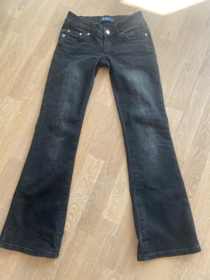 Svarta bootcut Grise - Säljer ett par svarta bootcut Grise jeans med låg midja i storlek xs/short. Dem är i ett jättefint skick och använda ett fåtal gånger. Sjukt snygga jeans💕