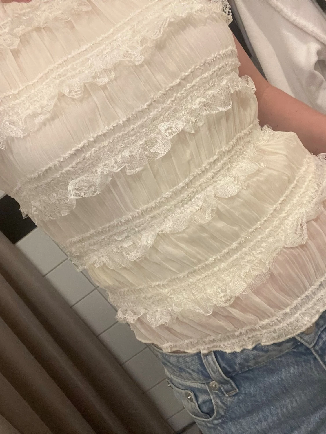 Vit volangblus med spetsdetaljer