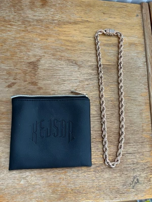 roseguld kedjehalsband från Kejsar - Snyggt halsband i roseguld  metall från Kejsar. Kedjan har en tvinnad design som ger ett coolt och trendigt intryck.  kejsar länk storlek 8mm och är 55 cm lång den är ny inga problem med den har knappt tappat nån färg tar byten och pris kan diskuteras den kostar helt ny 2299 kr 