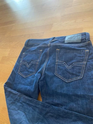Diesel industry jeans - Säljer dessa diesel jeans i storlek W29 L32. De är i modellen LARKEE regular-straight. Hör av dig vid intresse eller minsta fråga.