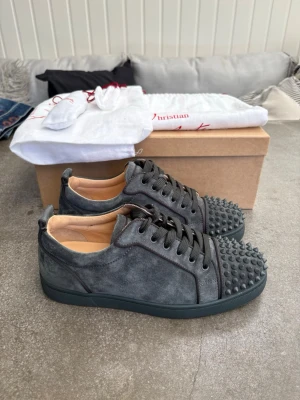 Christian Louboutin Skor Grå/Mörkgrön - Säljer nu mina fina Christian Louboutin skor! Jag köpte dessa för ca ett halvår sedan för ett bröllop, och har därför endast blivit använda en gång..  ✅10/10 skick, endast lite smuts på undersidan men kan ta bort det vid intresse! ✅Självklart äkta (köpt på Louboutins egna hemsida) ✅Storlek 39,5 (passar 40-40,5) ✅Allt og medföljer (box, 2x dustbags, extra snöre och spikar) 🚚Fraktas alltid inom 24h!🚚 ❗️Jag accepterar bud❗️