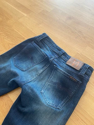 Nudie jeans - Säljer dessa nudie jeans i modellen skinny lin. Jeansen är i storlek W28 L32, och är ruggigt schyssta. Hör av dig vid intresse eller minsta fråga.