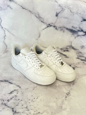 Nike Airforce 1 - Ett par mycket fina skor ifrån Nike. Skorna har använts ett tag men kommer inte till någon användning längre. Skorna hade lite slitage där jag har fixat det med hjälp av skofärg där av pris.                                                                                 Priset kan diskuteras!