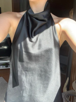 Svart satintopp  - Snygg svart satintopp ifrån Zara. Använd ett fåtal gånger, och kommer inte till användning! Pris går att diskutera vid snabb affär!🖤