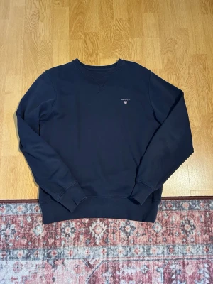 Sweatshirt från gant  - Säljer nu denna riktigt nice sweatshirten från gant som är i storlek s. Hör gärna av er vid funderingar eller frågor🤝