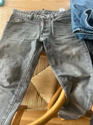 Grå jeans från Dsquared2 12 år - Snygga grå jeans från Dsquared2 med klassisk femficksdesign och raka ben. 