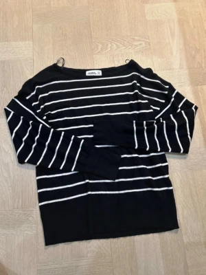 Svartvit randig stickad tröja Janina - Snygg svart stickad tröja från Janina i storlek XS🥰