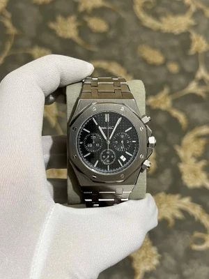 Seiko mode Royal oak (stainless steel) - Stilren Seiko kronografklocka i silverfärgat rostfritt stål med svart urtavla och flera subdials. Klockan har en robust länkarmband och markerade index. Perfekt accessoar för dig som gillar klassisk och sportig design.