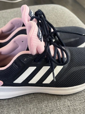 Skor Adidas - Endast provade, så i nyskick. Storlek 40