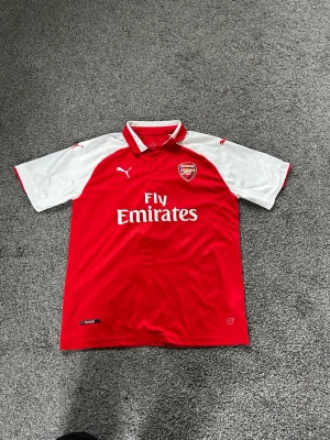 Arsenal fotbollströja  - Säljer en Lacazette Arsenal tröja i väldigt gott skick. Storlek M. Pris kan diskuteras.