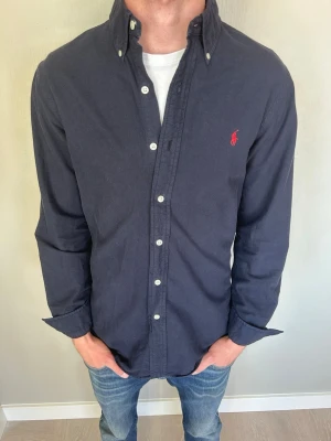 Mörkblå Ralph Lauren skjorta - Mörkblå Ralph Lauren skjorta som passar till allt | Size S | Modellen är 176 | Hör av dig vid minsta fråga eller fundering//