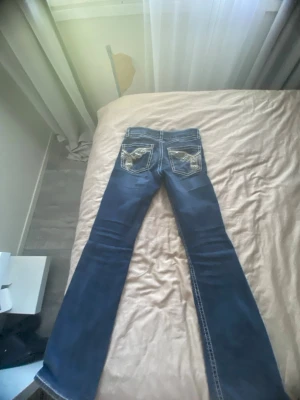 Bootcut jeans - Ett par as snygga jeans ifrån Gina tricot! Mörkare blå, jeansen är i mycket bra skick och i storlek 152
