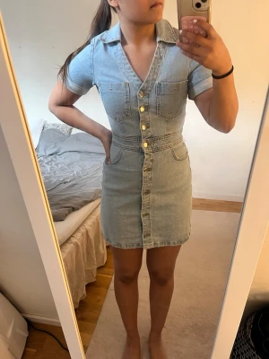 Jeansklänning  - Snygg ljusblå jeansklänning i väldigt bra sick ifrån Zara. Klänningen har två bröstfickor och två bakfickor. Som referens är jag 165 cm lång