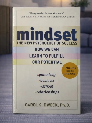 Mindset The New Psychology of Success (Brand new, in English) - Skick: Helt ny bok. Omslag: Pappercover. Storlek: standard (inte pocket). Förpackning: I sitt originala plastomslag. Från: Stockholm. Snabb leverans inom Sverige.