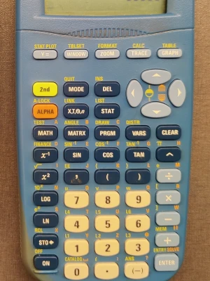 Texas Instruments TI-82 Stats  - Grafräknare / miniräknare Texas Instruments TI-82 Stats. Funkar som den ska. Säljs med tillhörande batterier.