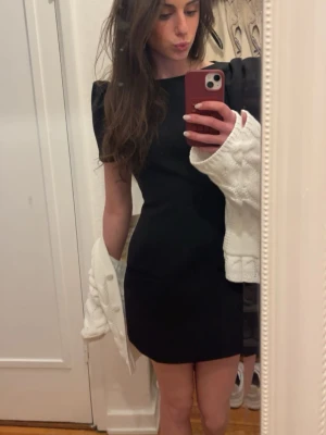 Helt oanvänd Zara ”TikTok” klänningen - Säljer den då den tyvärrr är för stor för mig. Prislappen är kvar och den är aldrig använd bara testad. Skickar självklart mer bilder ifall intresse finns 💖💗❤️💖💖❤️