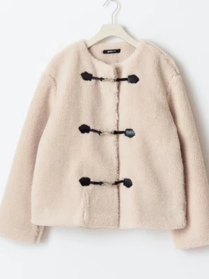 beige teddyjacka  - suuuuper gosig teddy jacket från Gina !! 🤍🤎jackan har tre coola svarta toggleknäppningar framtill och breda ärmar. köptes för 799 