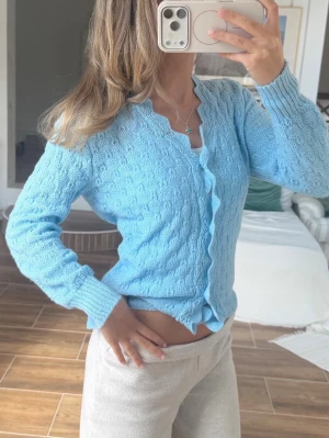 Stickad kofta  - Uppskattad storlek S/M. Skickas inom 24h. Se liknande plagg i min profil! 