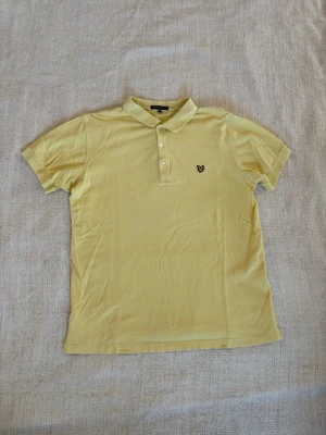 Lyle & scott piké  - Perfekta lösningen på sommarens klädes problem. En piké i fint begagnat skick utan några konstigheter och som har mycket kvar att ge. Dessutom med ett pris på en femtedel av nypriset. Tveka inte på att slå till! (Postar inom 24h)