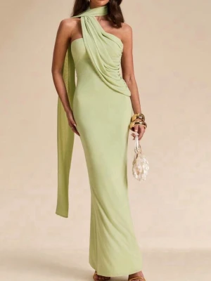Ljusgrön långklänning med drapering oanvänd  - Elegant ljusgrön långklänning med asymmetrisk one shoulder-design och vacker drapering över axeln.  Helt oanvänd finns fler bilder .