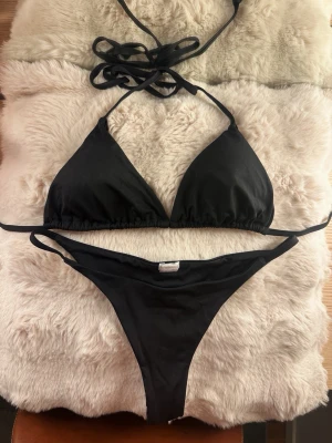 Subdued bikini - Säljer denna stilrena svarta bikini från Subdued, en perfekt solbikini! Klassisk triangel modell med uttagbara ilägg. Sparsamt använd. Skickas självklart nytvättad.   Hör av dig vid frågor!