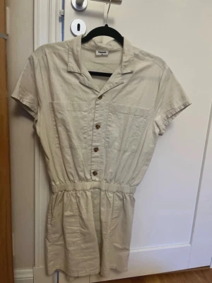 Beige byxdress från Kappahl  - Säljer denna jättefina beige byxdress i stl 170, men passar mig som har stl xs-s. Den är inte alls använd mycket så i väldigt bra skick. Den är i 55% Bomull och 45% Linne så väldigt skön. Hör av er om frågor!💗
