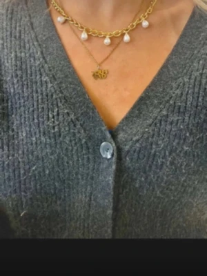Pärlhalsband  - Halsband med pärlor justerbara och rostfria ❤️