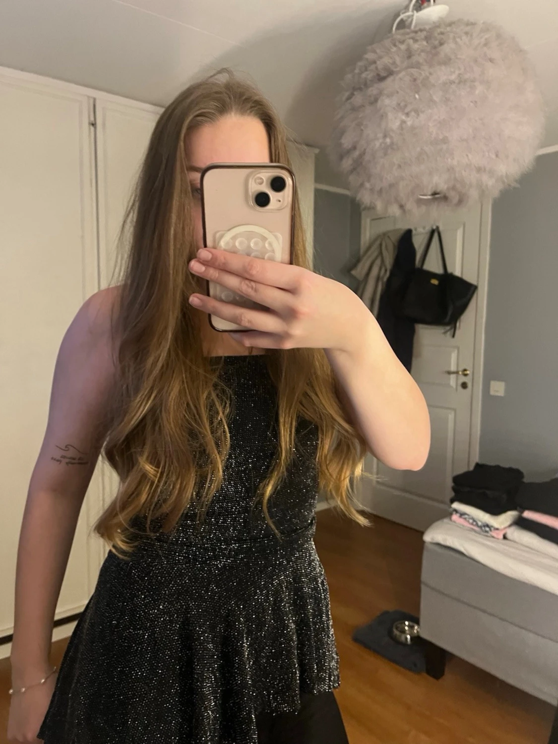 Glittrig svart ärmlös topp - 1