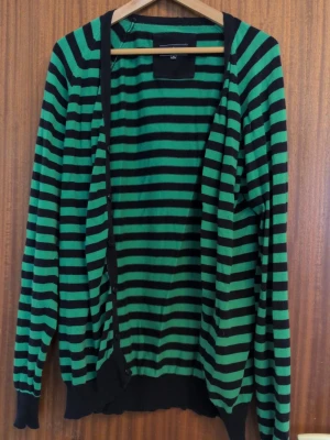 Randig kofta från Mansfield  - Bilderna säger sig själva, sitter lagom oversized på mig som dam s/m. Kan hämtas i skåne