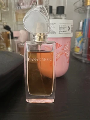 Hanae mori butterfly - Parfym från Hanae mori,  Butterfly 🦋🧡 doftar väldigt bärigt. 🍓 mängd enligt bild, 50 ml från början. Locket sitter lite lite löst (men ändå fast) men inget som påverkar generellt ☺️ eau de parfum