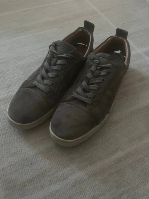 Christian Louboutin  - Tja! Säljer nu mina Christian Louboutin skor, dom har defekt där bak på båda hälarna (se bilder) men man kan fixa dom lätt med lite limm, perfekta skor som behöver lite kärlek för ett dunder pris!