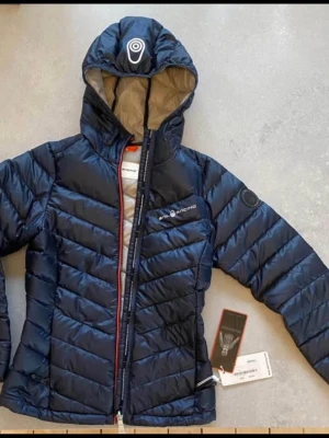 Sail racing dunjacka  - Snygg mörkblå dunjacka från sailracing, helt ny. Säljer pga att den va för liten. Originalpriset är 2500 men säljer för 1600. Har man frågor om pris eller vill minska är de bara att höra av sig ❣️🥰. Passar perfekt nu till våren❣️ 