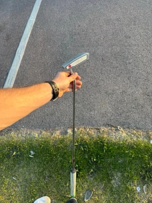 Odyssey White Hot XG #1 putter - Säljer en Odyssey White Hot XG #1 putter. Klubbhuvudet är i silverfärgad metall och har en klassisk, rak form. Greppet är svartvitt och skaftet är i metall. Perfekt för dig som vill ha bättre känsla på greenen. 2 Headcover följer med vid smidigt köp