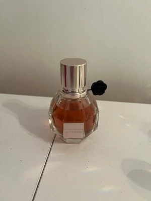 Viktor och Rolf flowerbomb  - Parfym florwerbomb av Viktor och Rolf 30ml. Endast tagit 3-4 sprayingar så nästan som ny! 