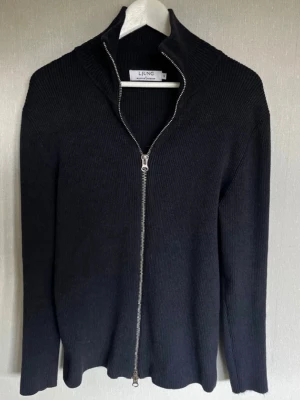 Fullzip från Ljung - Säljer nu denna otroligt feta fullzipen från Ljung då den inte kommer till användning, väldigt fint skick knappt använd! Nypris ca 1500