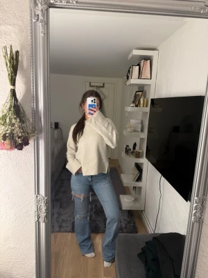 Blåa jeans - Ljusblåa jeans med hål i , de har inga skador förutom lite slitningar längst ner p benen då de varit för långa för mig. Men det är inget som syns när de är på och om man vill går de att klippa elelr sy upp!