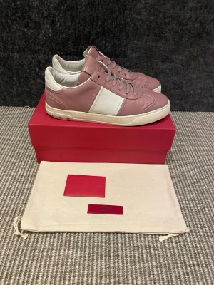 Valentino flycrew  - Hej! Säljer nu dessa svin snygga valentino skor. Skorna är i bra skick! Begränsat antal boxar och dustbags. Hör av dig vid frågor