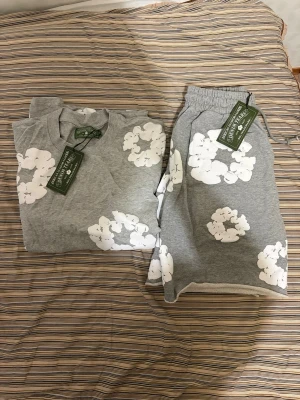 Denim teat set t shirt och shorts - T shirten är oversized och shortsen sitter i normal storlek.