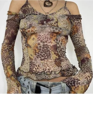 Mönstrad offshoulder mesh topp - Trendig offshoulder mesh topp med blommigt och leopardinspirerat mönster 🐆 älskar denna toppen men har aldrig använt den då den tyvärr var för liten för mig 😭 OBS första bilden är från första ägaren så lånad bild men ser precis ut så i verkligheten 🥰