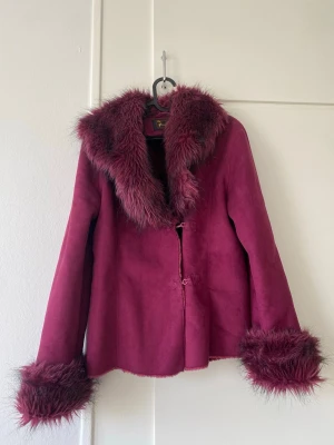 Vinröd pälsjacka  - Vinröd/lila pälsjacka från en vintage butik men aldrig använd av mig ✨ mjukt tyg inuti och mocka känsla på utsidan perfekt för vår och sommar 🌼storlek S/M