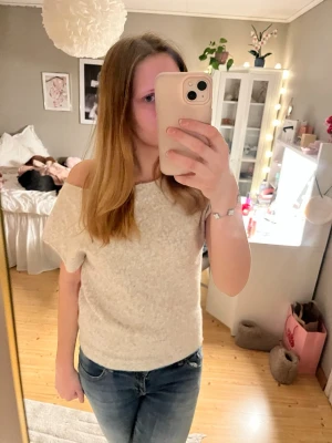 Stickad off shoulder - stickad off shouldertröja från Nelly. Har bara använt den 1 gång då jag köpte fel storlek.