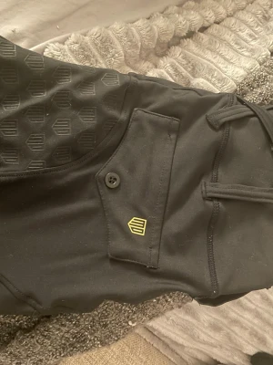 Maya delorez  - Jag säljer mina mata delorez ridbyxor jag använt dom 2-3 gånger. Det är ett hål som är igensytt. Dom är svarta och storlek S. Man behöver ha skärp till dessa byxor. Vill man ha med ett skärp( hööks skärp nypris 300) kostar det 100 kr mer. Postar så fort jag kan. TRYCK EJ PÅ KÖP NU UTAN ATT HA KONTAKTAT MEJ INNAN⚠️‼️