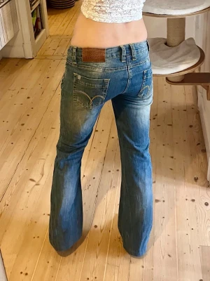 Vintage lowwaist bootcut jeans - Lowwaist bootcut vintage jeans i toppskick! Snygga sömmar och detaljer på fickorna. Märket heter Gaudí. Står ingen storlek men skulle säga S. hör av er för fler frågor eller bilder❤️