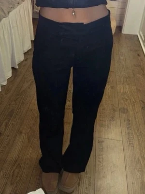 Kostymbyxor  - Jättesnygga kostymbyxor som är uppsydda så att de passar mig som är 156 💖💖 ett hål mellan benen som dock är lätt att sy!!! 🥰