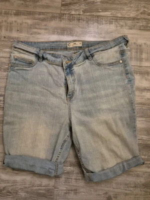 Bikershorts - Säljer ett par ljusblå bikershorts från Cubus. Shortsen har normal passform och bälteshällor i midjan. Perfekta för varma dagar och enkel att matcha med olika toppar.