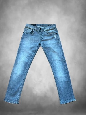 Gråa raka Dondup jeans i klassisk modell - Snygga gråa jeans från Dondup med rak passform och fem fickor. Jeansen har en klassisk ljus tvätt och subtila slitningar framtill för en avslappnad look. Tillverkade i denim med normal midja och dragkedjegylf. Perfekta för en trendig vardagsstil.