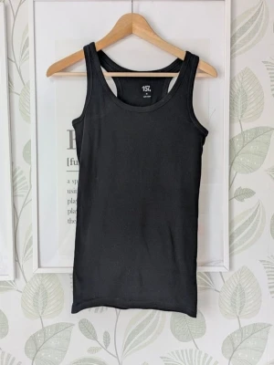 Linne Lager 157 Storlek M - - Jätteskönt elastiskt linne i 100% bomull. - Normal i storlek. - Oanvänt. - Jag kan ha missat någon miniskavank men jag har försökt att granska så gott det går.